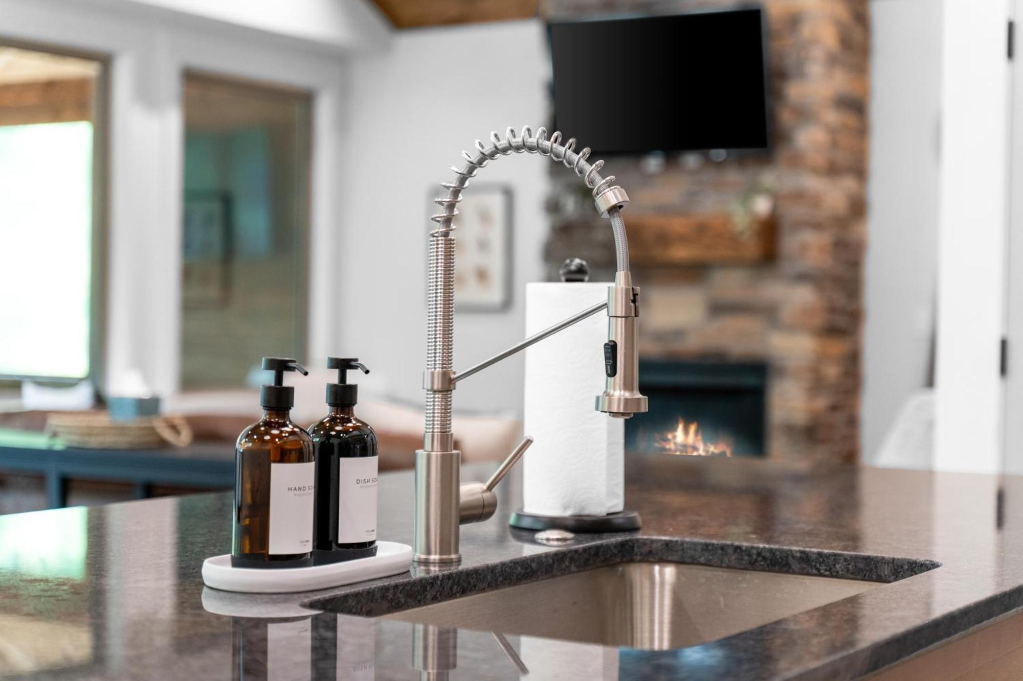 New Ozark Oasis Luxe Cabin Retreat With Hot Tub Hollister Luaran gambar